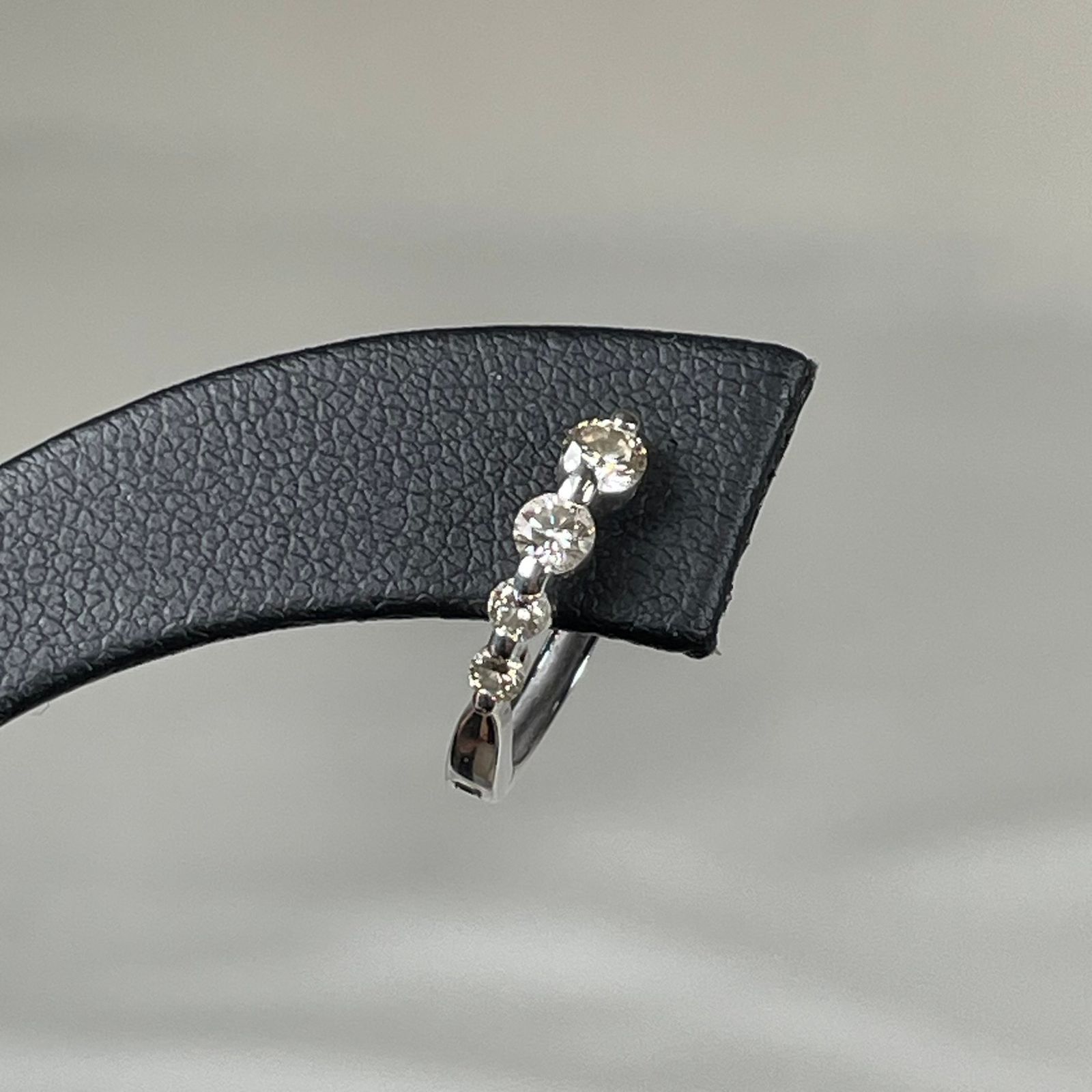 Pt900 ダイヤフープピアス ダイヤ0.25ct×2 総重量約2.2g - メルカリ