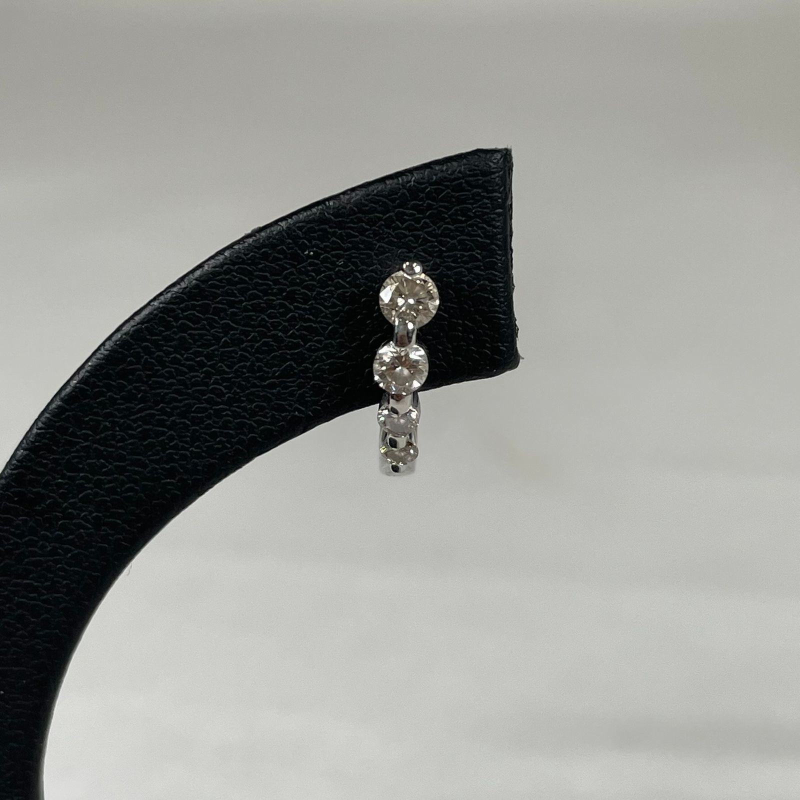 Pt900 ダイヤフープピアス ダイヤ0.25ct×2 総重量約2.2g - メルカリ