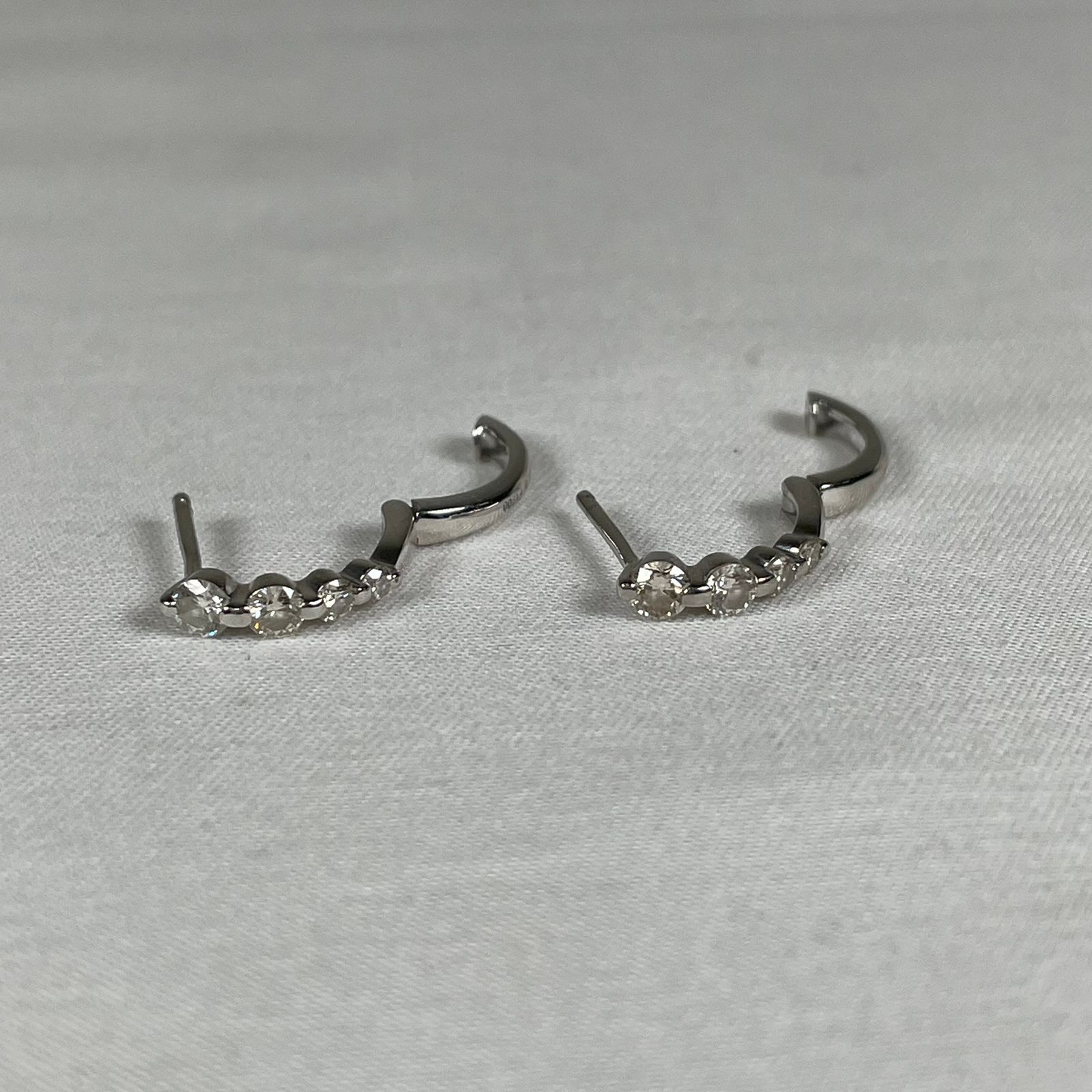Pt900 ダイヤフープピアス ダイヤ0.25ct×2 総重量約2.2g - メルカリ