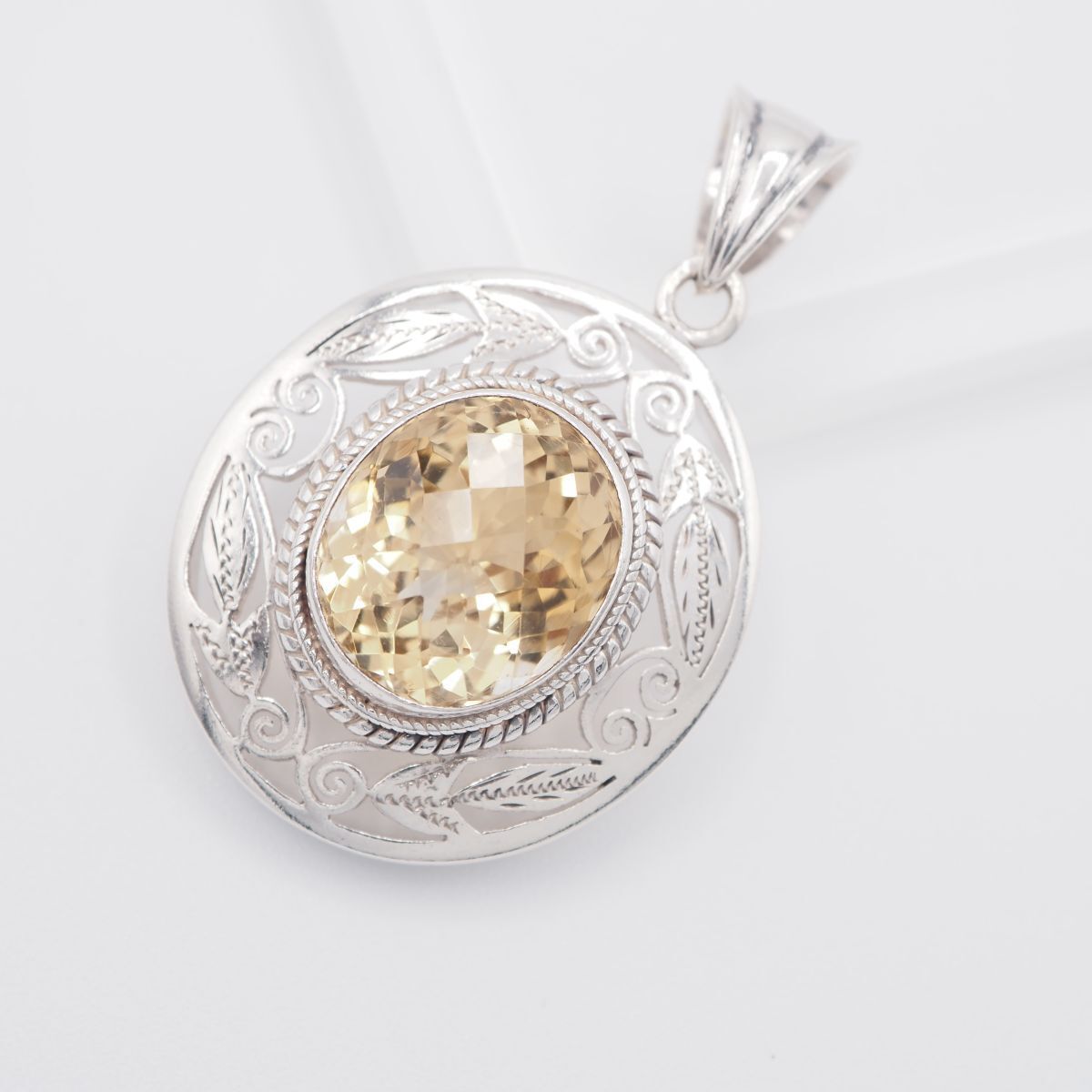 V954 シトリン 925刻印 ペンダント トップ 彫刻 透かし彫り デザイン シルバー チャーム ヘッド アンティーク 11月誕生石