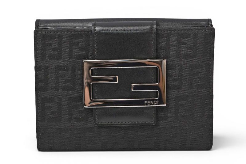 新品未使用品　箱付き　FENDI フェンディ　二つ折り財布　ズッカ柄　ブラック フェンディ 財布/二つ折 FENDI 折財布 8M0035 ZUCCA/ズッカ柄 ブラック