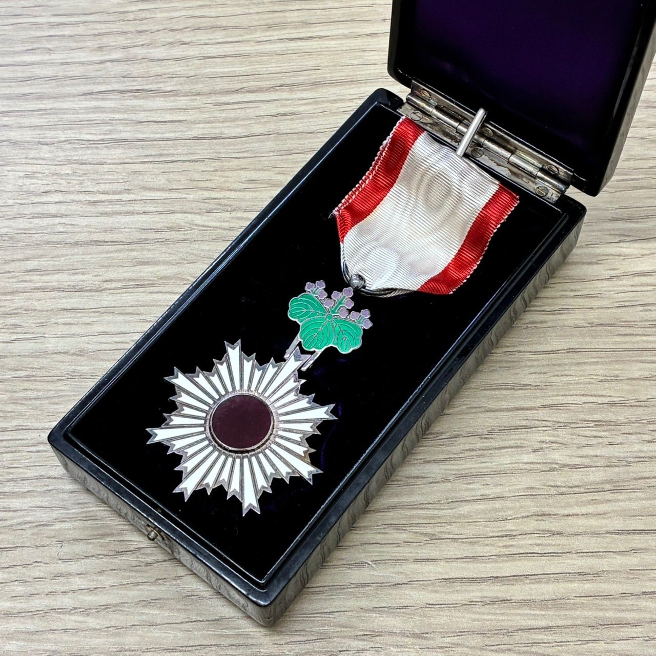 [Y0511]勲六等単光旭日章　勲章　ミリタリー　 旧日本軍　ケース付き