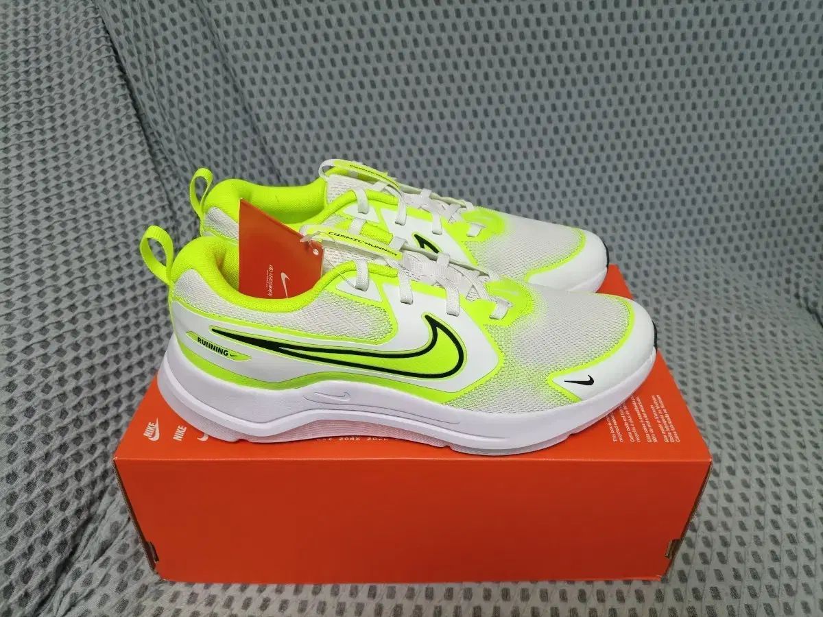 (新品)ナイキ コスミック ランナー 250