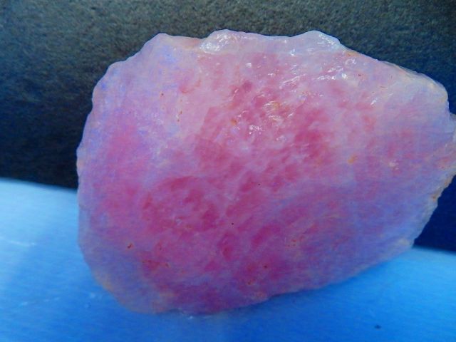 巨大！超迫力843g ブラジル産 水晶 原石 天然石 置物 ローズ水晶 鑑賞
