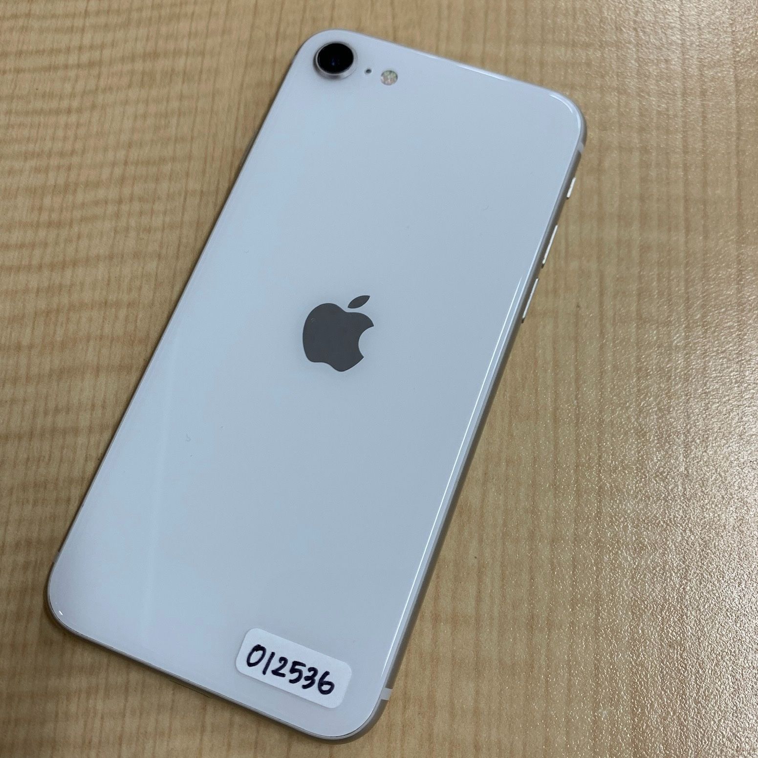 ドコモ　iPhone SE3 64GB ホワイト iPhone SE3(2022) 64GB ホワイト docomo SIMフリー- メルカリ