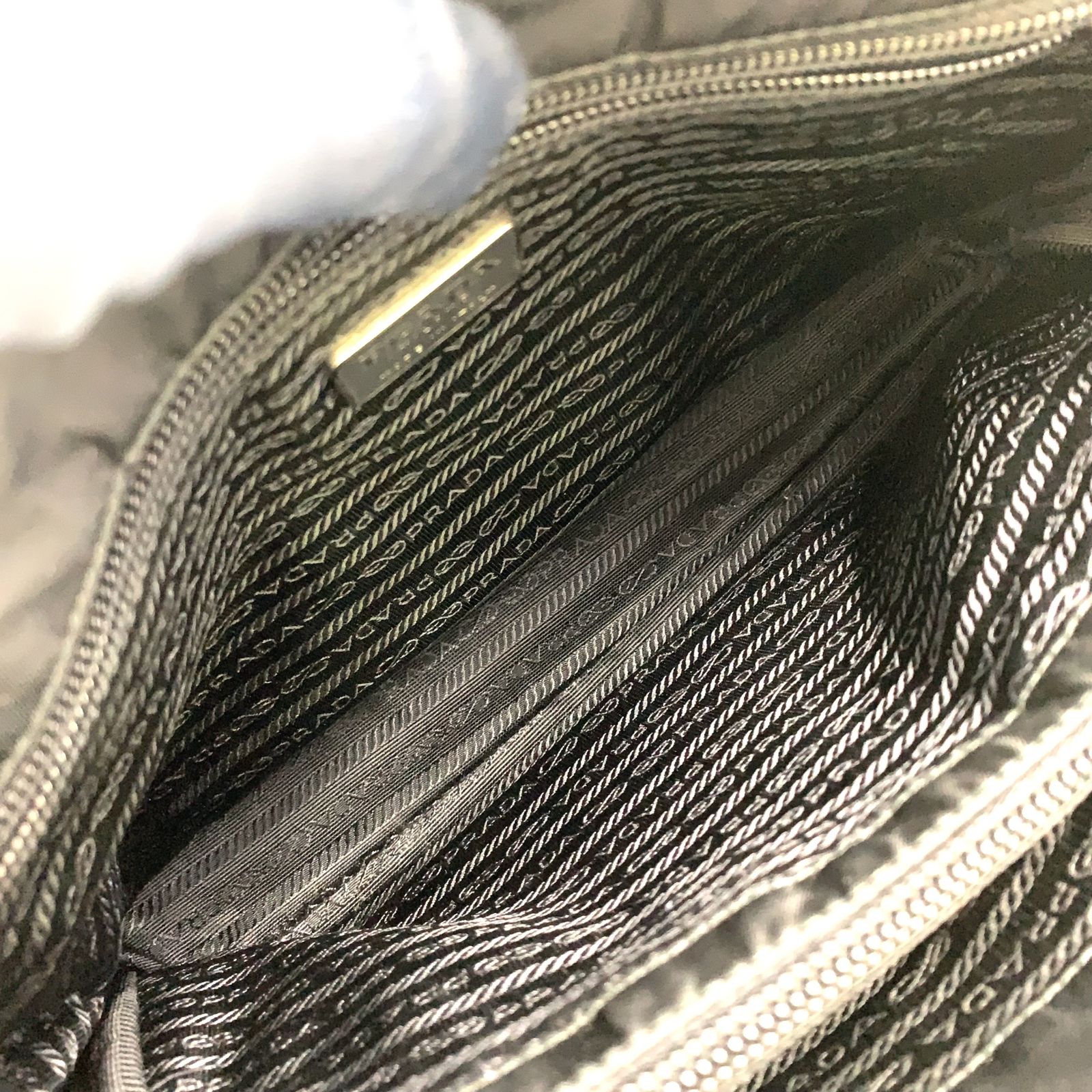 PRADA 三角ロゴプレート レザー×ナイロン ブラック プラスチック 