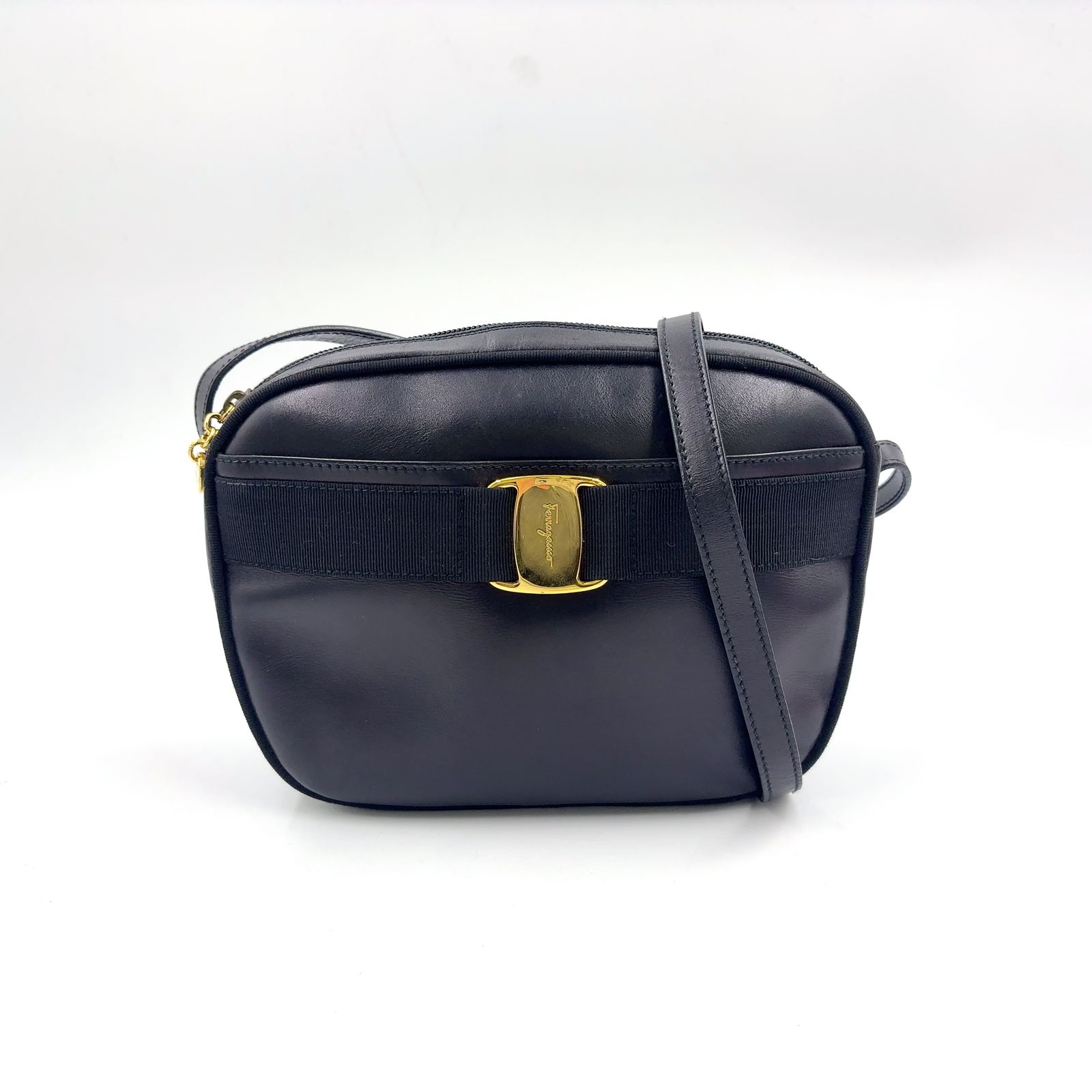 Salvatore Ferragamo ロゴプレート レザー ブラック ショルダーバッグ ゴールド