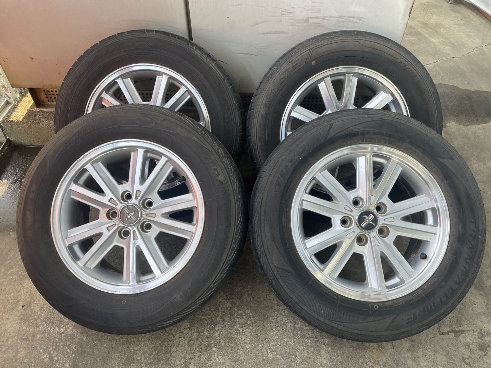 フォード マスタング 純正 7.0J 16インチ PCD114.3 5H +39・215/65R16 中古品 4本セット (1本の価格です。4回ご購入下さい) 菅127