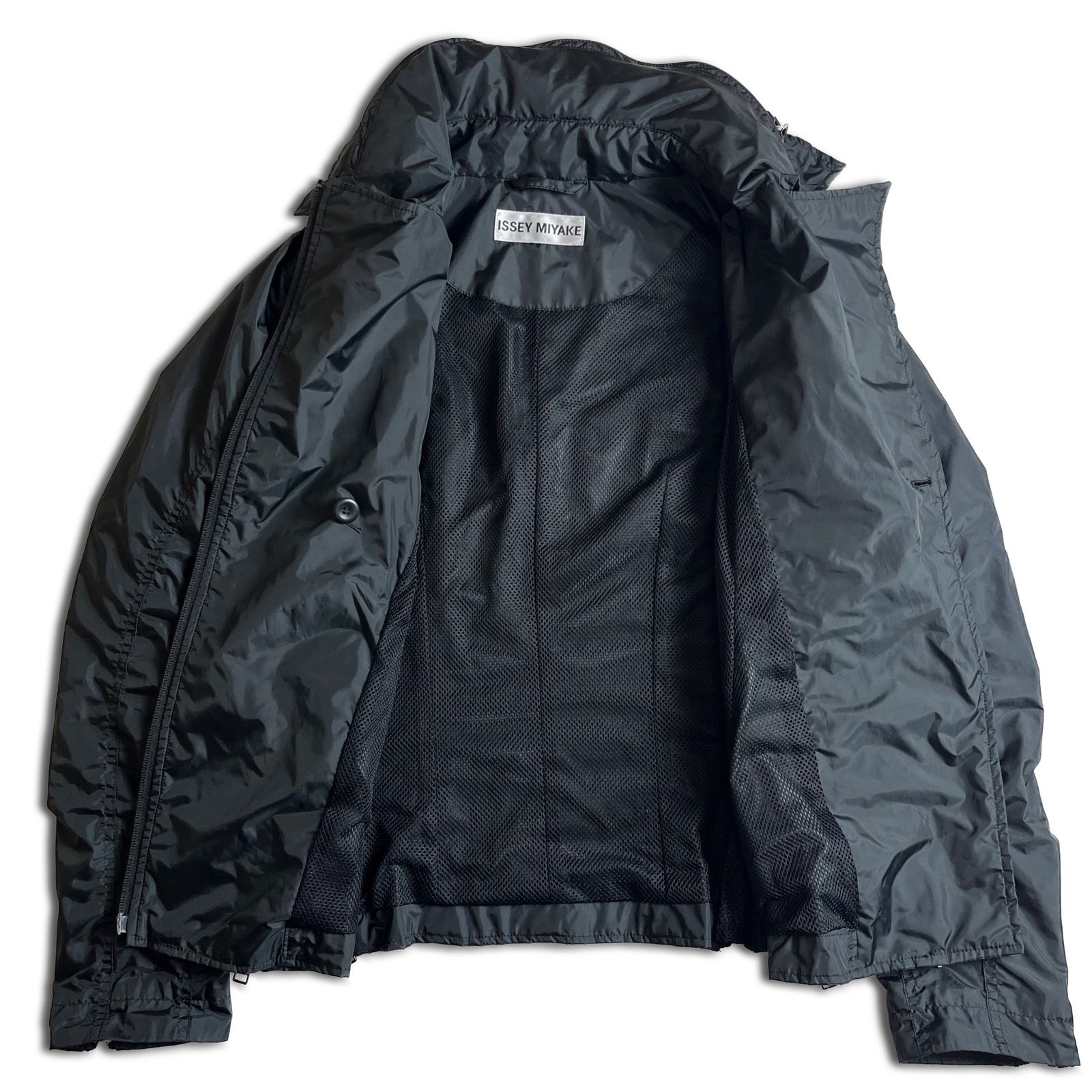 ISSEY MIYAKE 八の字ジップ ナイロンジャケット ブラック イッセイミヤケ 2000000024714 ISSEY MIYAKE 八の字ジップ ナイロンジャケット ブラック イッセイミヤケ 2000000024714