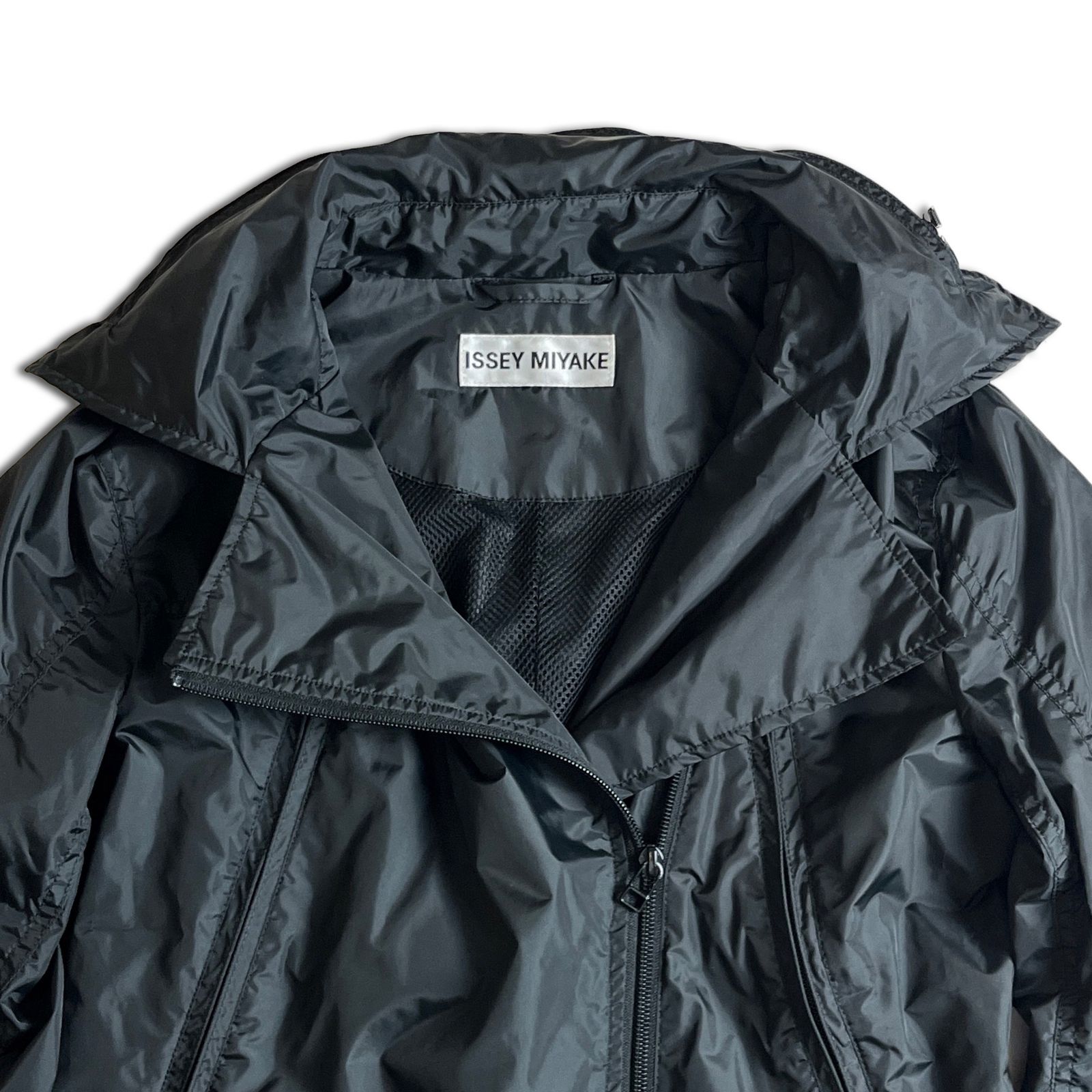 ISSEY MIYAKE 八の字ジップ ナイロンジャケット ブラック イッセイミヤケ 2000000024714 ISSEY MIYAKE 八の字ジップ ナイロンジャケット ブラック イッセイミヤケ 2000000024714
