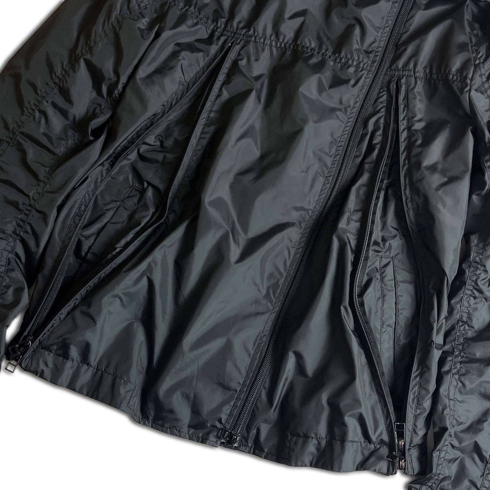 ISSEY MIYAKE 八の字ジップ ナイロンジャケット ブラック イッセイミヤケ 2000000024714 ISSEY MIYAKE 八の字ジップ ナイロンジャケット ブラック イッセイミヤケ 2000000024714
