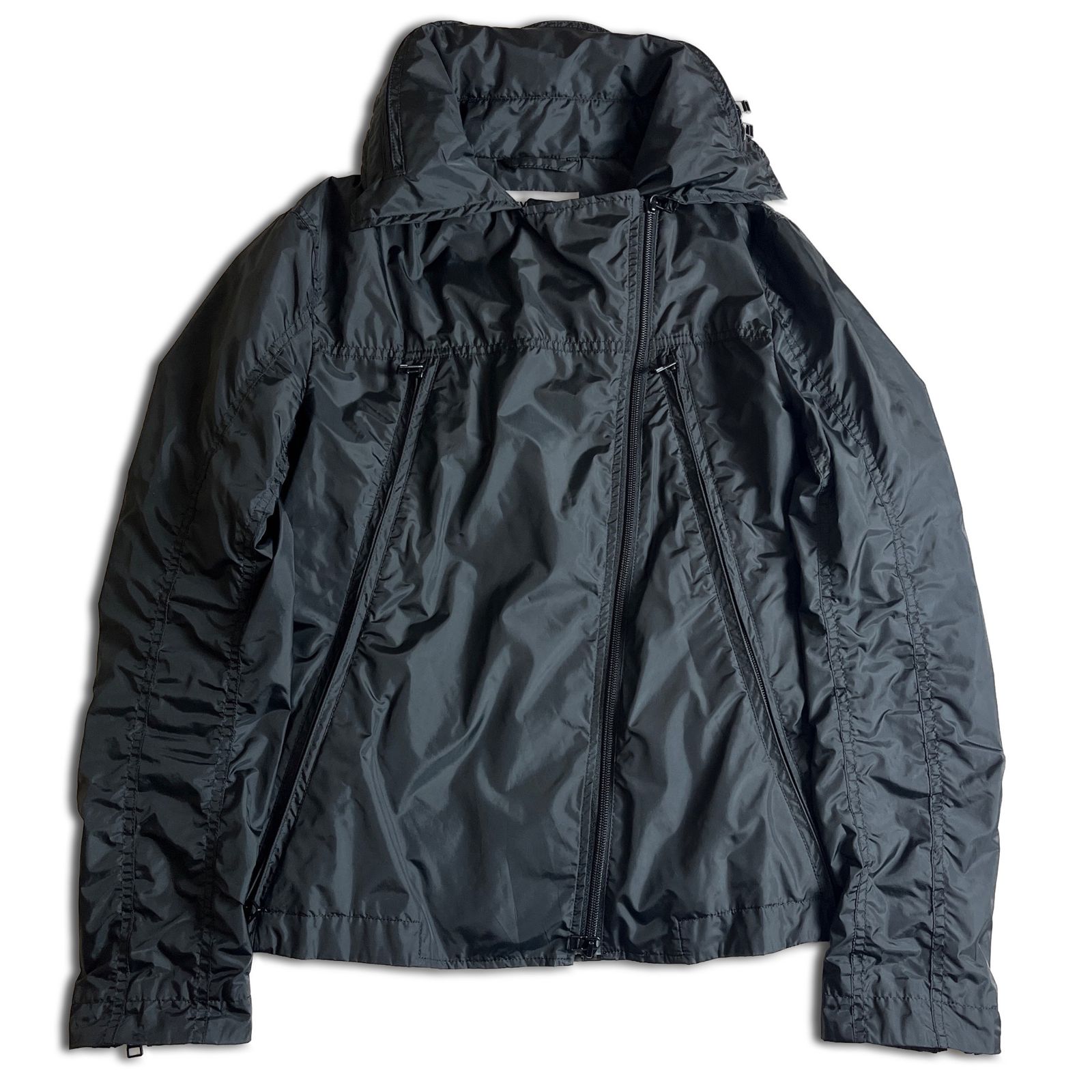 ISSEY MIYAKE 八の字ジップ ナイロンジャケット ブラック イッセイミヤケ 2000000024714 ISSEY MIYAKE 八の字ジップ ナイロンジャケット ブラック イッセイミヤケ 2000000024714