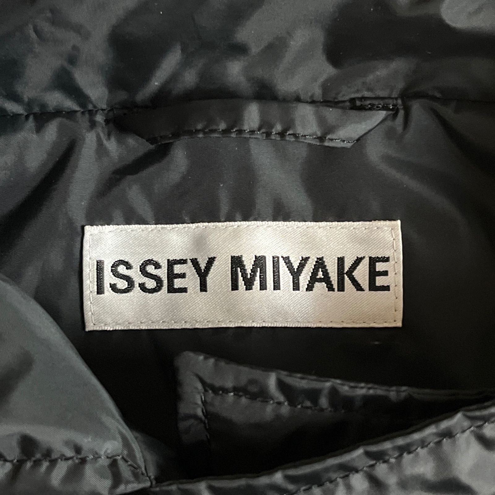 ISSEY MIYAKE 八の字ジップ ナイロンジャケット ブラック イッセイミヤケ 2000000024714 ISSEY MIYAKE 八の字ジップ ナイロンジャケット ブラック イッセイミヤケ 2000000024714