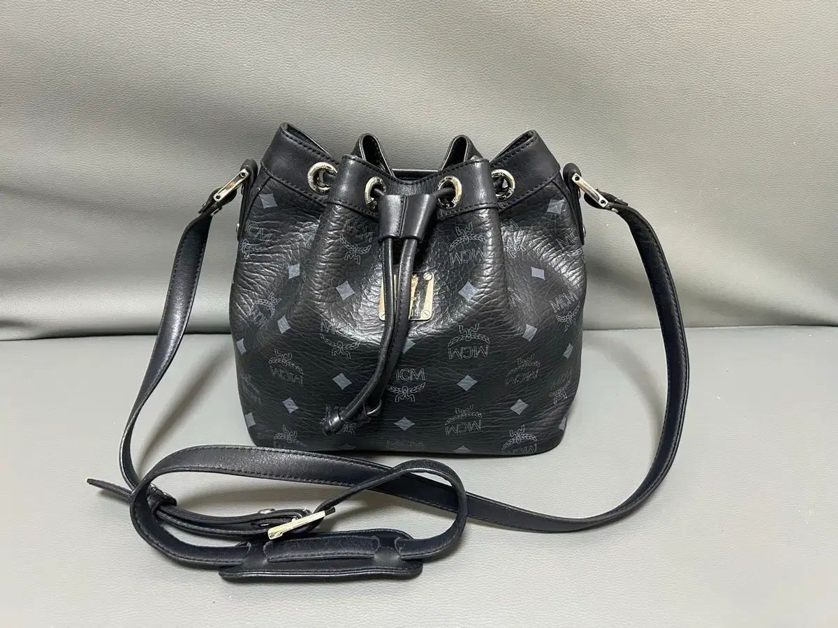 MCM ヴィセトス ブラック 巾着バッグ