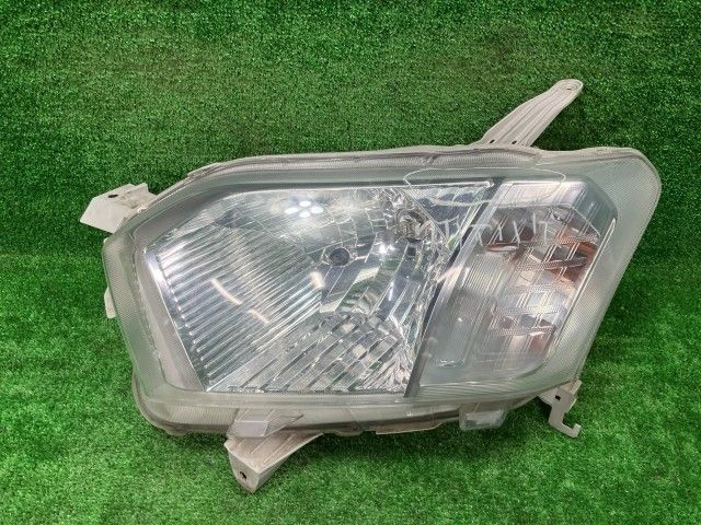 車 サクシード NCP165V 左ヘッドランプ・ヘッドライト U コイト 52-279