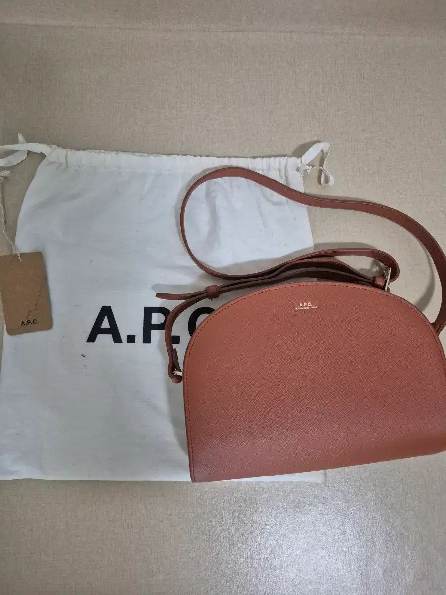 A.P.C. アーペーセー ハーフムーンバッグ オレンジ ブラウン
