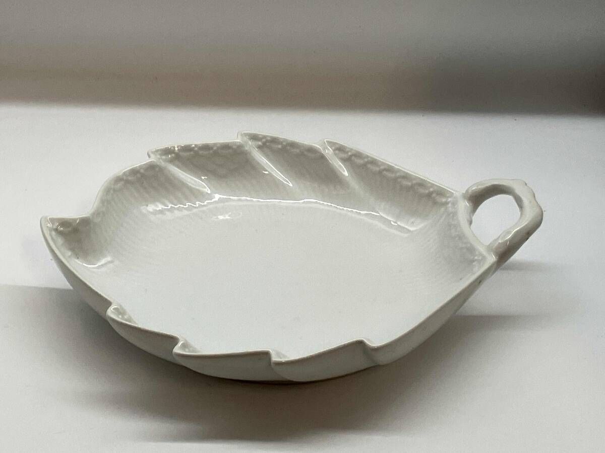 【お買い得超人気品】ROYALCOPENHAHENロイヤルコペンハーゲン リーフディッシュ 葉型 プレート ホワイトブルーデッドハーフレース 未使用品