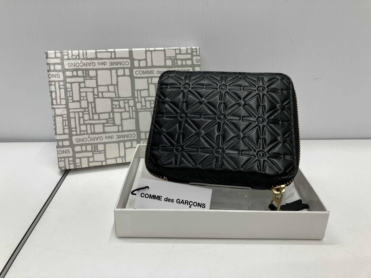 COMME des GARÇONS コムデギャルソン 二つ折り財布 エンボスラウンドジップブラック