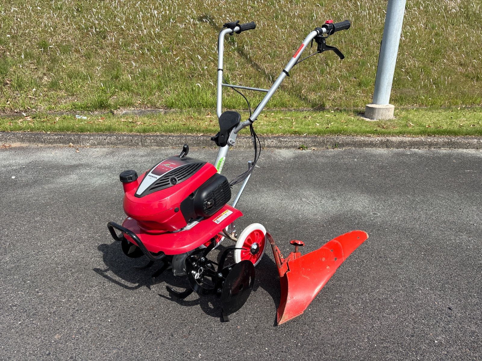 HONDA ホンダ 現行F220 こまめ 完全整備品‼️ 移動車輪付き かなり綺麗です‼️送料込み‼️培土機付き‼️管理番号 3068977