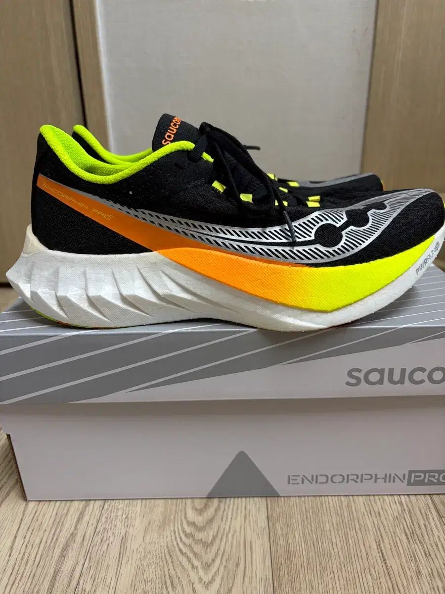 サッカニー エンドルフィン プロ4 270サイズ 出品