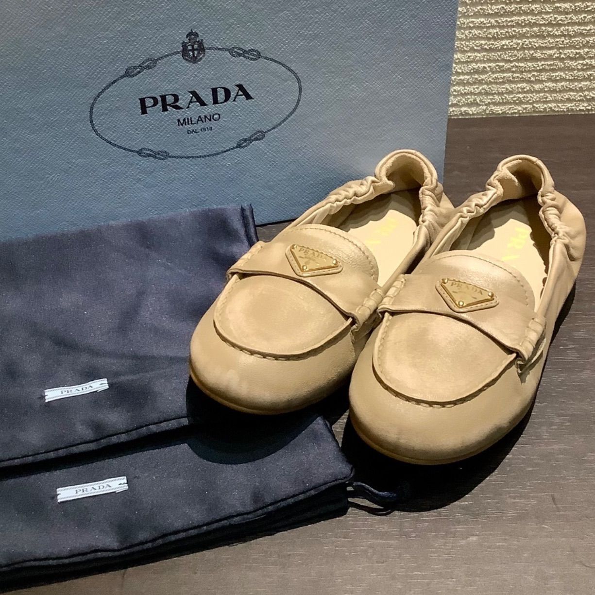 プラダ PRADA 25SS トライアングル プレート レザー ローファー ドライビングシューズ ベージュ ゴールド金具 [36] 約23cm O414/T52
