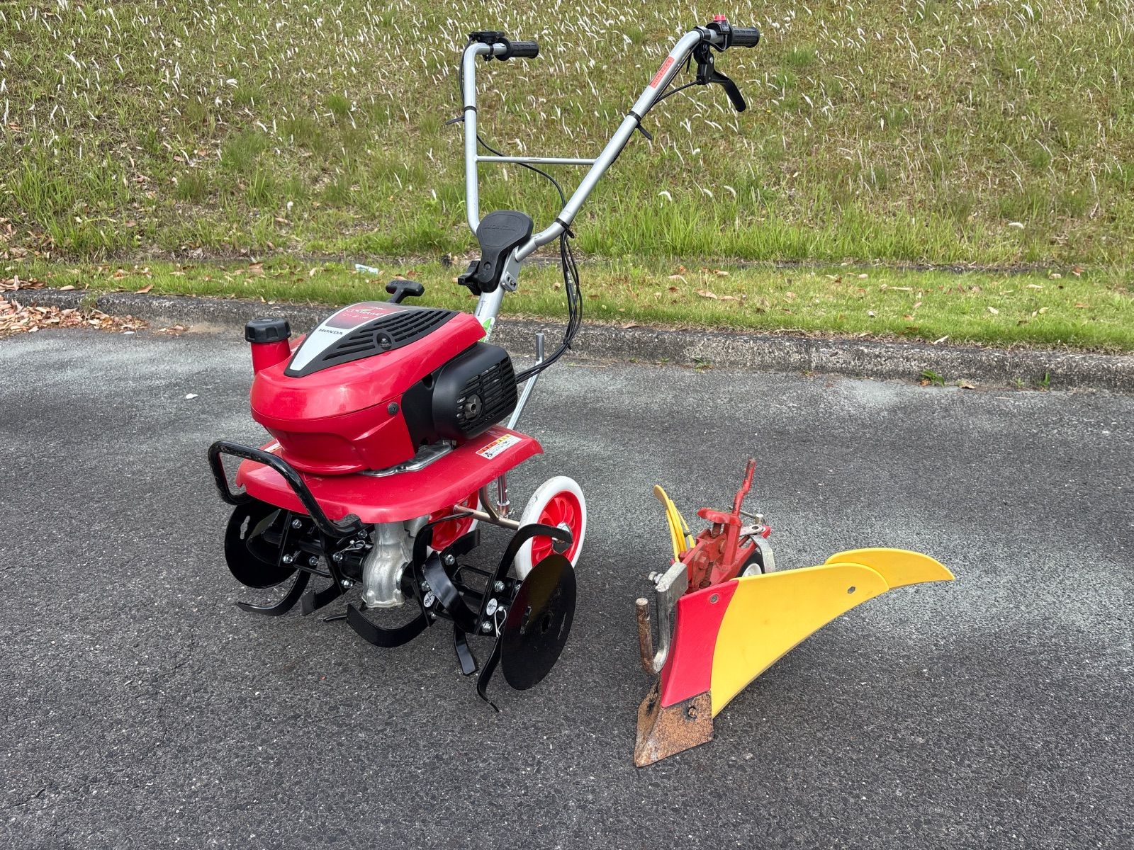 HONDA ホンダ　現行F220 こまめ　完全整備品‼️　移動車輪付き　かなり綺麗です‼️送料込み‼️イエロー培土機付き‼️管理番号　3073993
