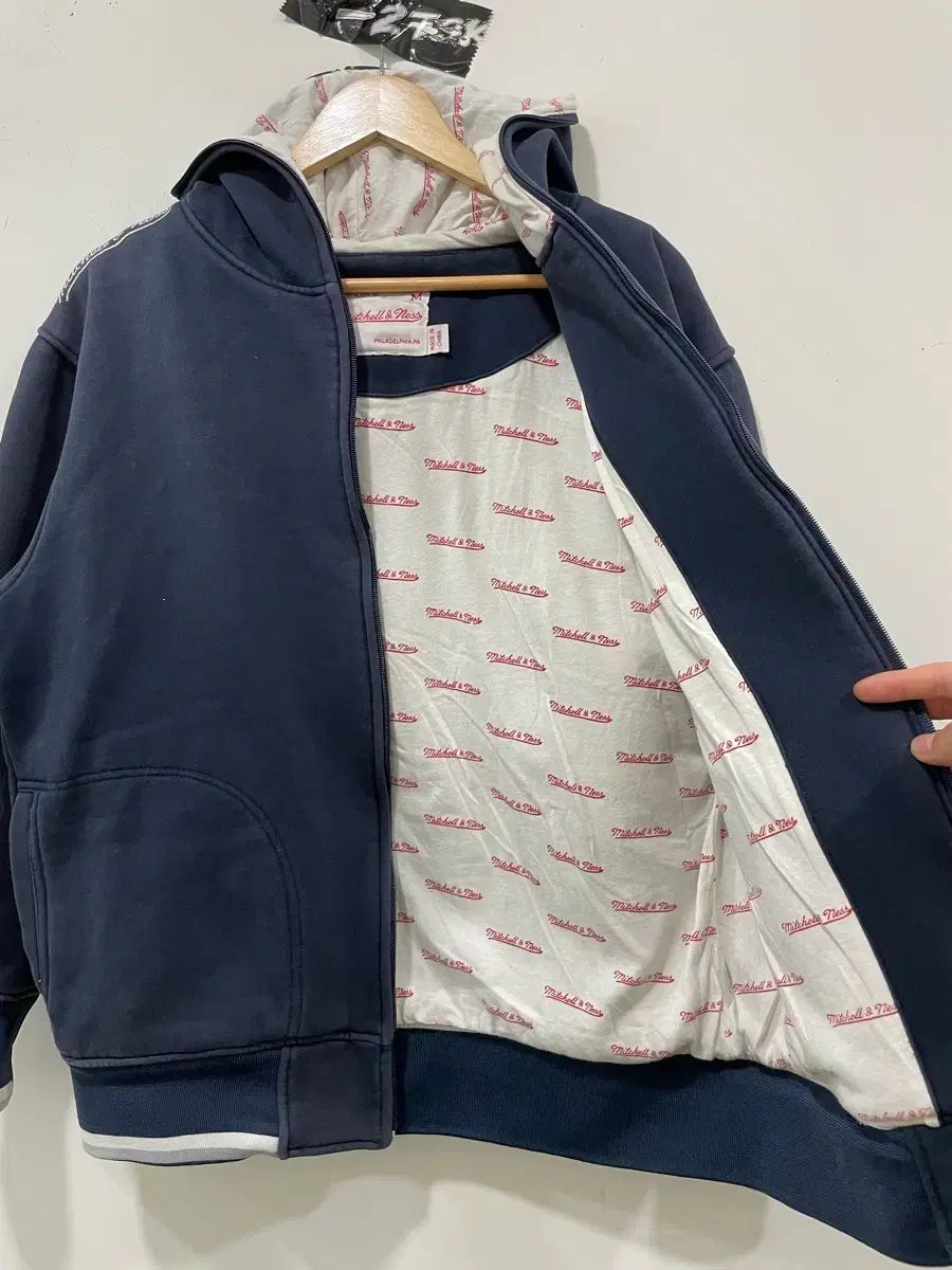 Mitchell & Ness NEW YORK ヤンキース ビックロゴ ジップアップ フーディー