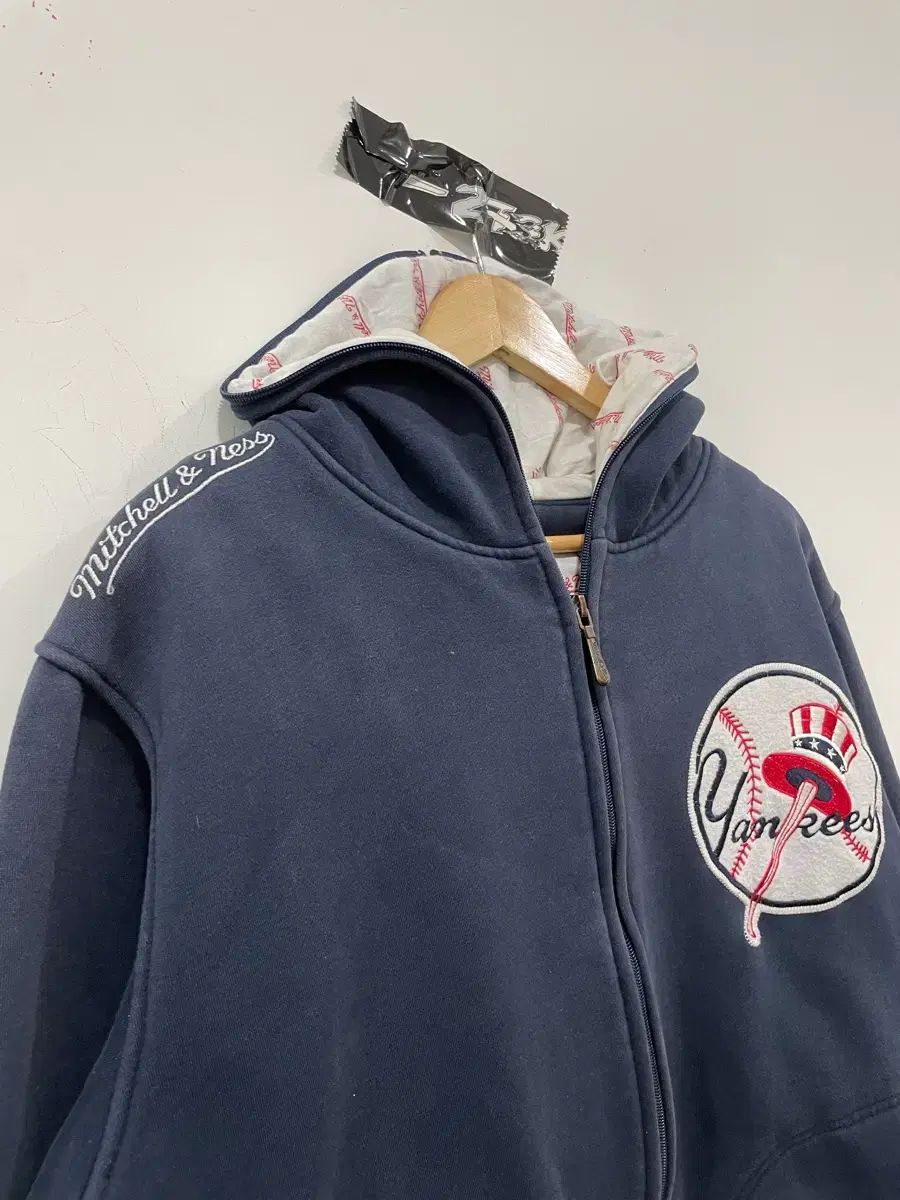 Mitchell & Ness NEW YORK ヤンキース ビックロゴ ジップアップ フーディー