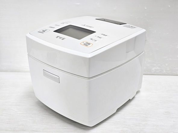 【中古品】 三菱 MITSUBISHI IH式 炊飯器 備長炭 炭炊釜 5.5合炊き NJ-VED10-W 2022年製 ホワイト ○YR-20020○
