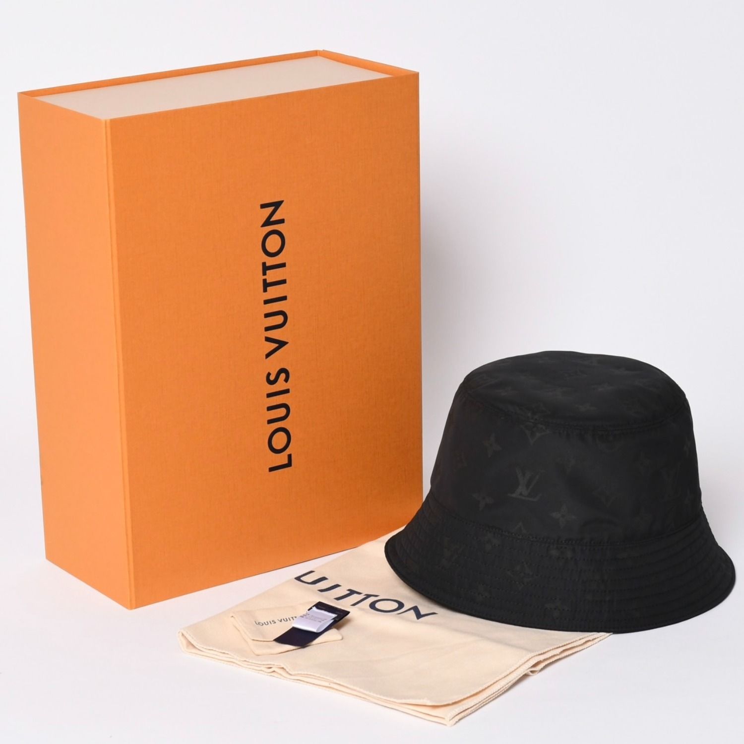 極美品 LOUIS VUITTON ルイヴィトン バケットハットモノグラムブラスト M5273L ブラック ハット 撥水加工 キャップ リバーシブル仕様 中古 4a001938 42,900円