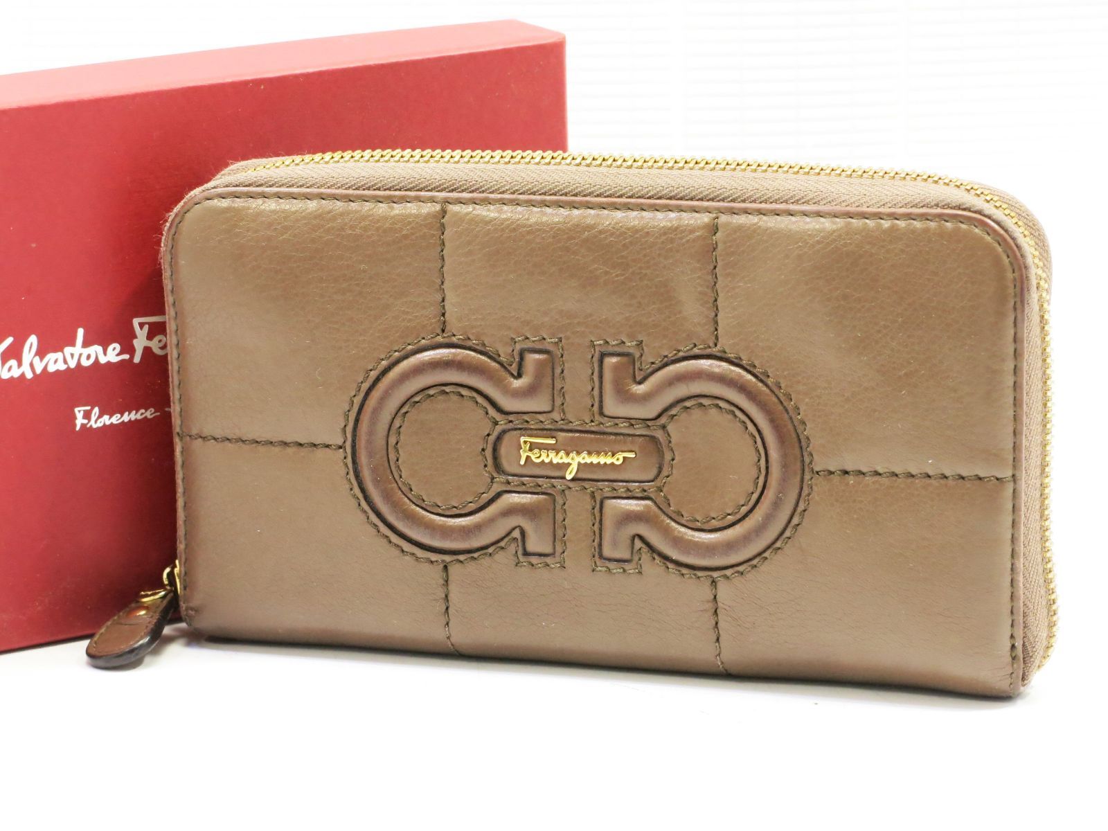 フェラガモ　ラウンドファスナー　長財布　茶　Salvatore Ferragamo　18714608