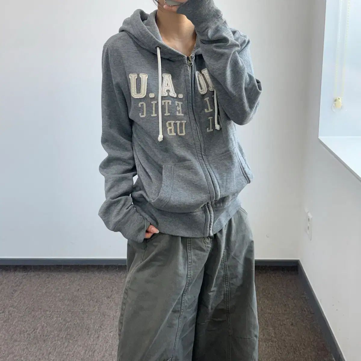 WHO.A.U フーアーユー Spellout ロゴ グレー フードジップアップ