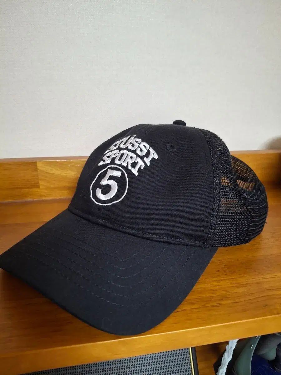 STUSSY メッシュ トラッカーキャップ ブラック
