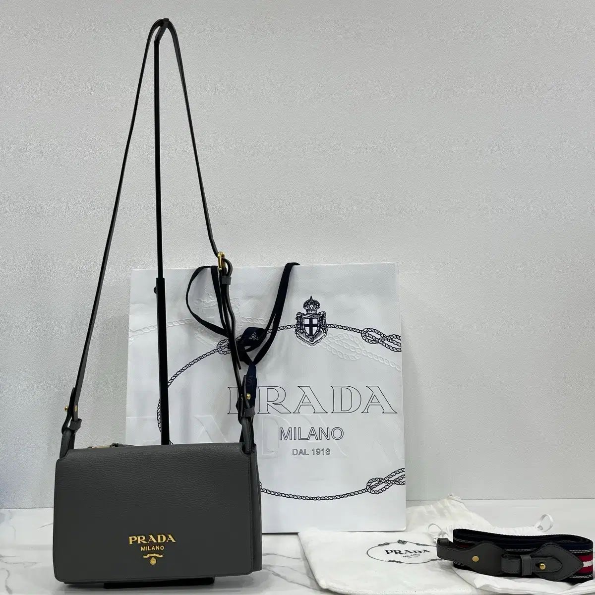 プラダ(PRADA) VITELLO DAINO フラップ クロスバッグ メッセンジャーバッグ