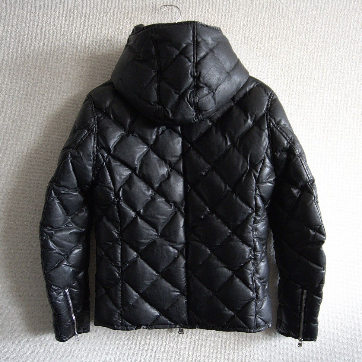 【極美品】ISAMU KATAYAMA BACKLASH【カンガルーレザー ダウンジャケット】3 ブラック イサムカタヤマバックラッシュ 26050272 極美品】ISAMU KATAYAMA BACKLASH【カンガルーレザー ダウンジャケット
