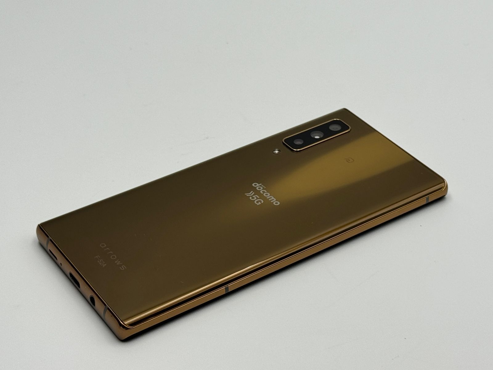 【中古C】arrows NX9 F-52A ゴールド SIMフリー 白ロム