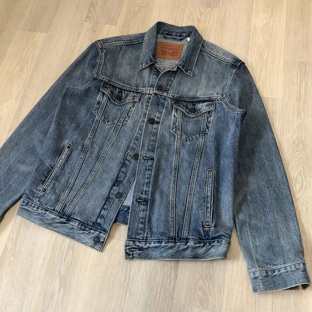 L) リーバイス Levi