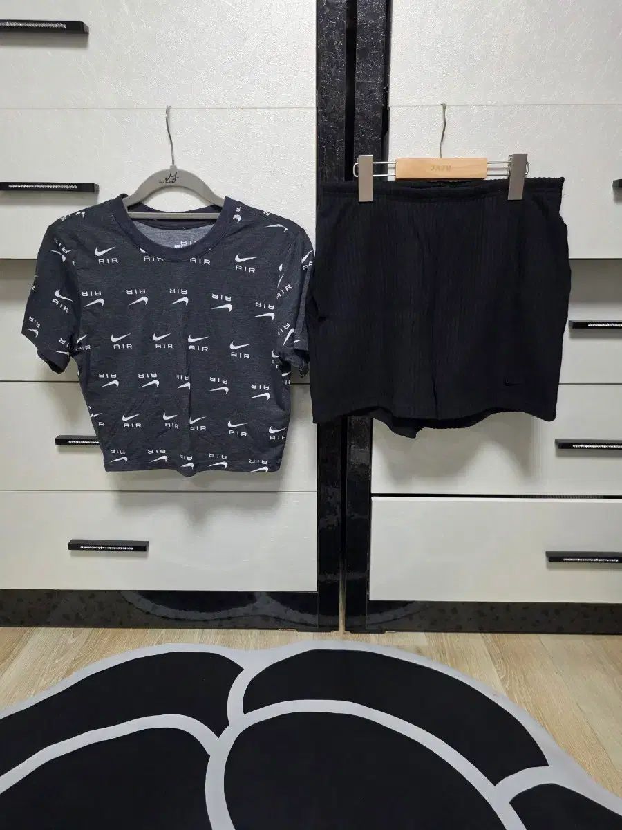 ナイキ AIR 半袖 Tシャツ + ブラック ゴージ ハーフパンツ セット