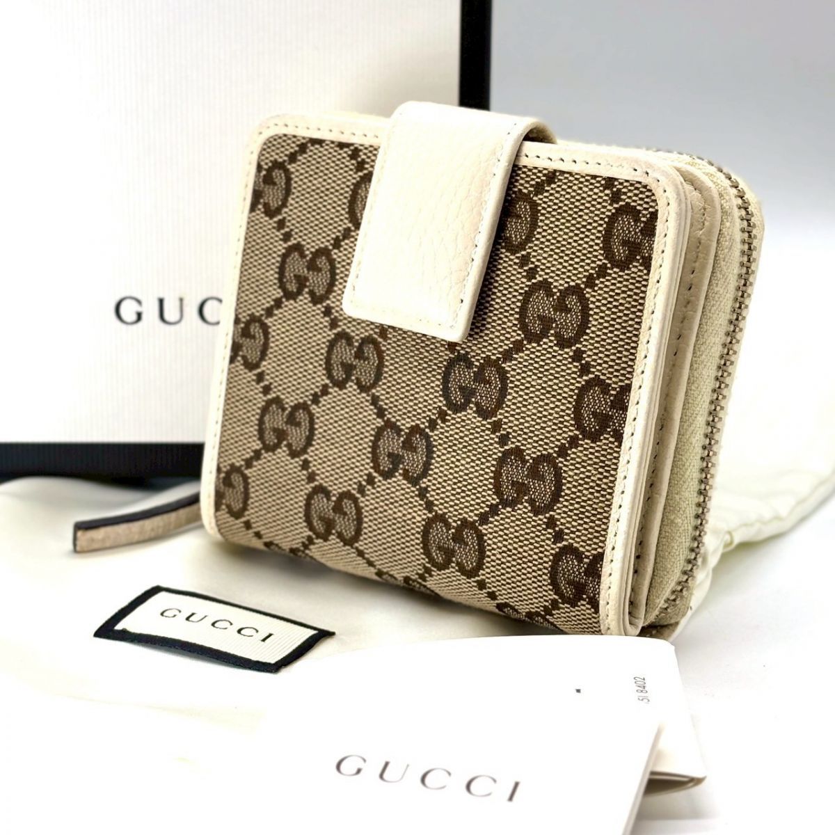 【余白まで、美しく】　GUCCI　二つ折り財布 GGキャンバス ラウンドファスナー コンパクトウォレット レザー切替　アイボリー ベージュ
