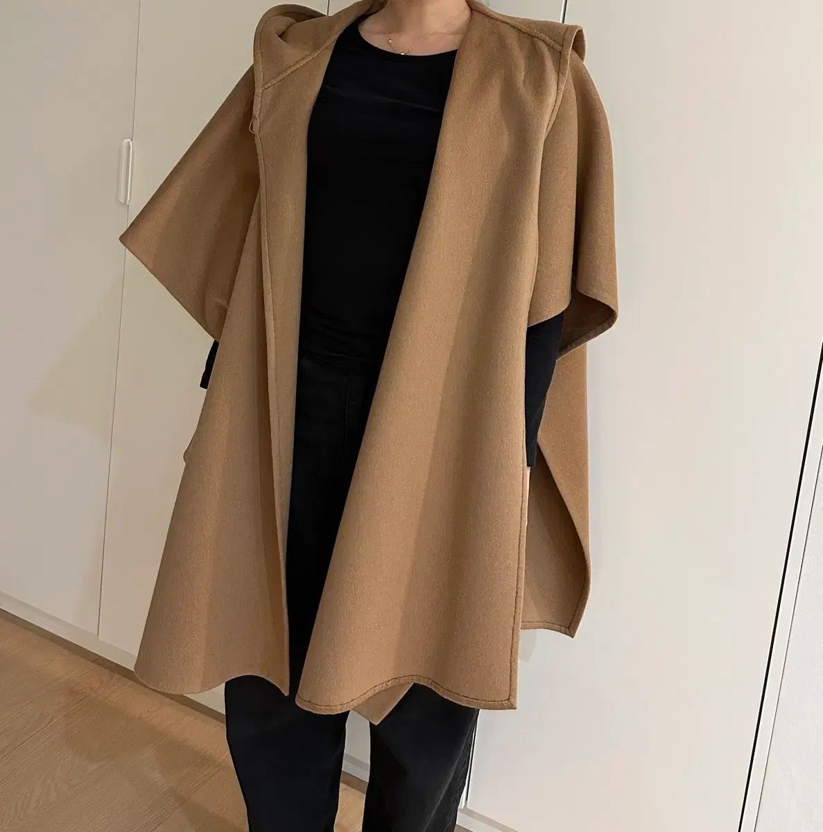 the CASHMERE フード ケープ (キャメル)