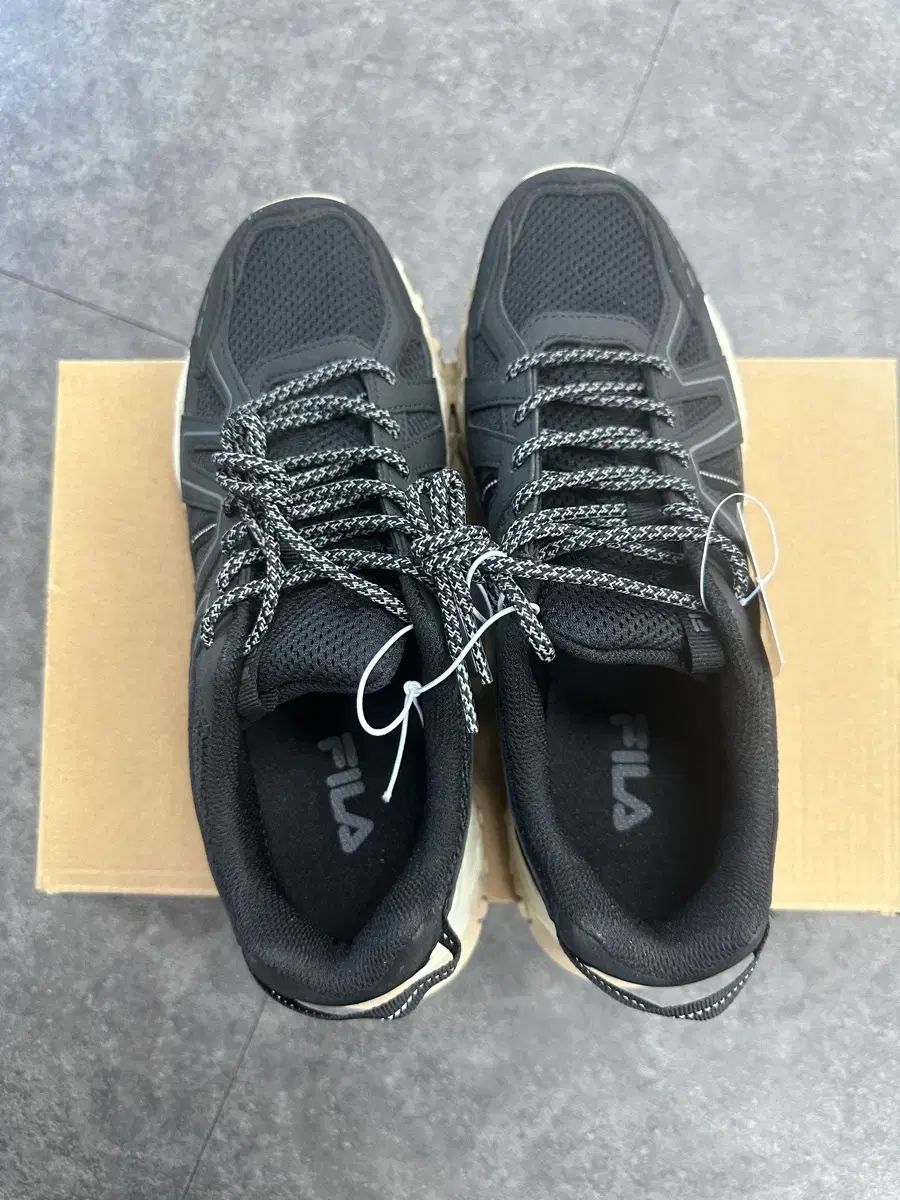 フィラ FILA 黒 スニーカー 250mm 4,737円