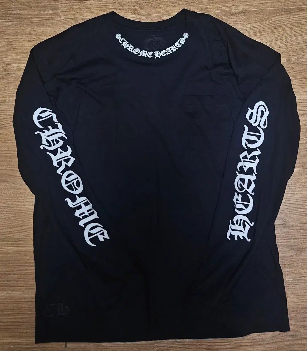 CHROME HEARTS クロムハーツ ネック スクリプト ロゴ ポケット ロングスリーブ Tシャツ ブラック 白 (XL)