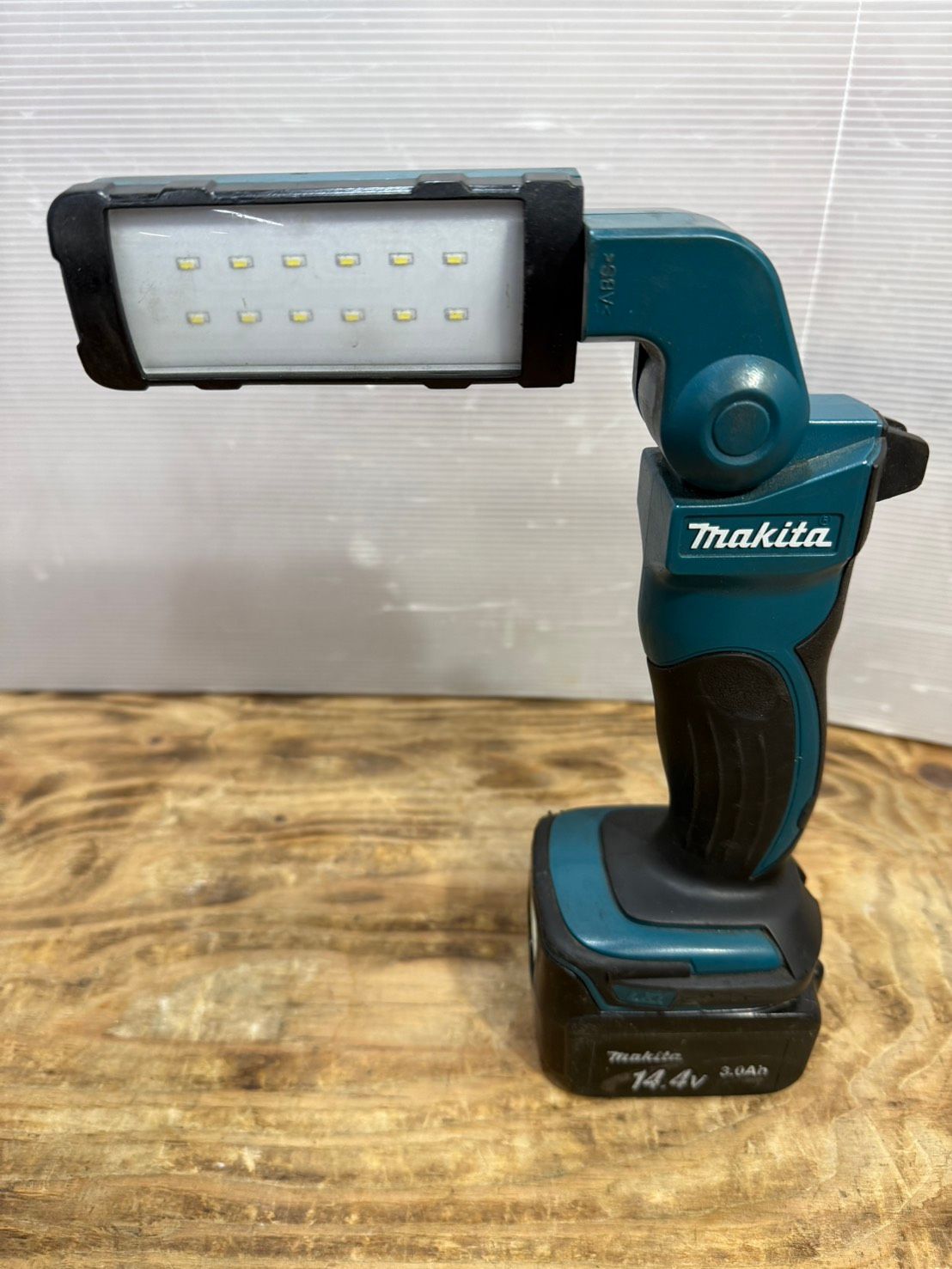 送料無料S03896 Makita マキタ　充電式LEDワークライト ML801 多彩な照射角度　