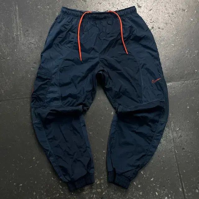 100 NIKE ウーブン ジョガーパンツ