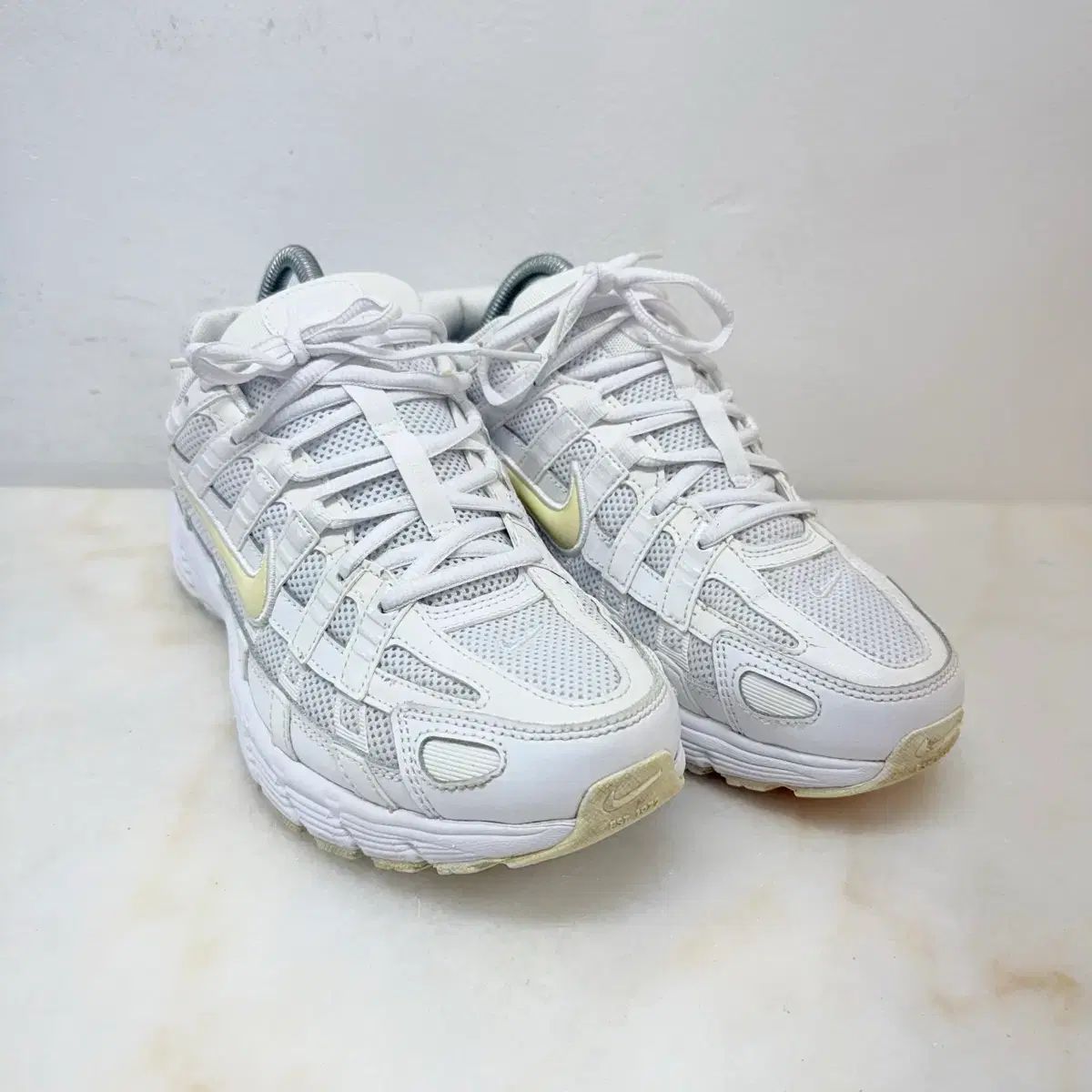 (265)NIKE スニーカー P6000 白 ランニングシューズ