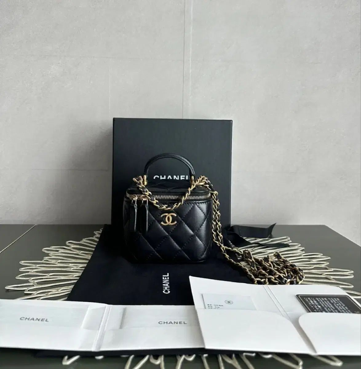 260万 直接取引が) CHANEL 31番台 ラムスキン ベニティバッグ ブラック ゴールド チェーン