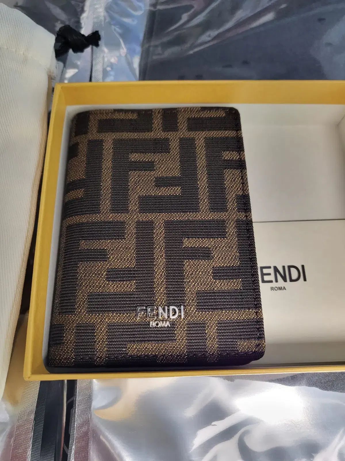 新品) FENDI フェンディ FF ジャカード ユニセックス カードウォレット 