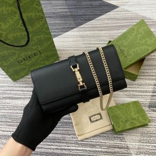 GUCCIの新しい長財布は、洗練されたチェーンテープデザインを採用し、小さくて精巧なミニハンドバッグに簡単に変換することができます。[本日特価|新品未使用品]