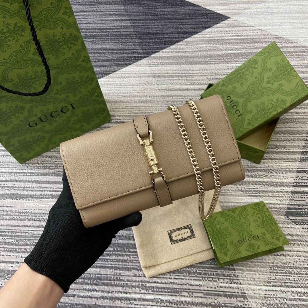 GUCCIの新しい長財布は、洗練されたチェーンテープデザインを採用し、小さくて精巧なミニハンドバッグに簡単に変換することができます。[本日特価|新品未使用品]