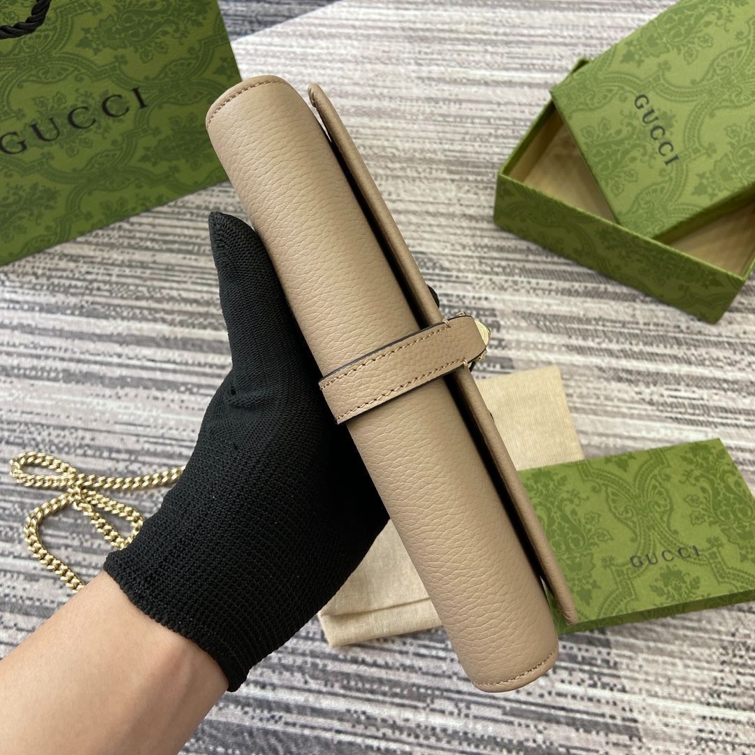 GUCCIの新しい長財布は、洗練されたチェーンテープデザインを採用し、小さくて精巧なミニハンドバッグに簡単に変換することができます。[本日特価|新品未使用品]